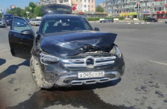 В центре Твери в ДТП водитель получил рваную рану плеча В центре Твери в ДТП водитель получил рваную рану плеча