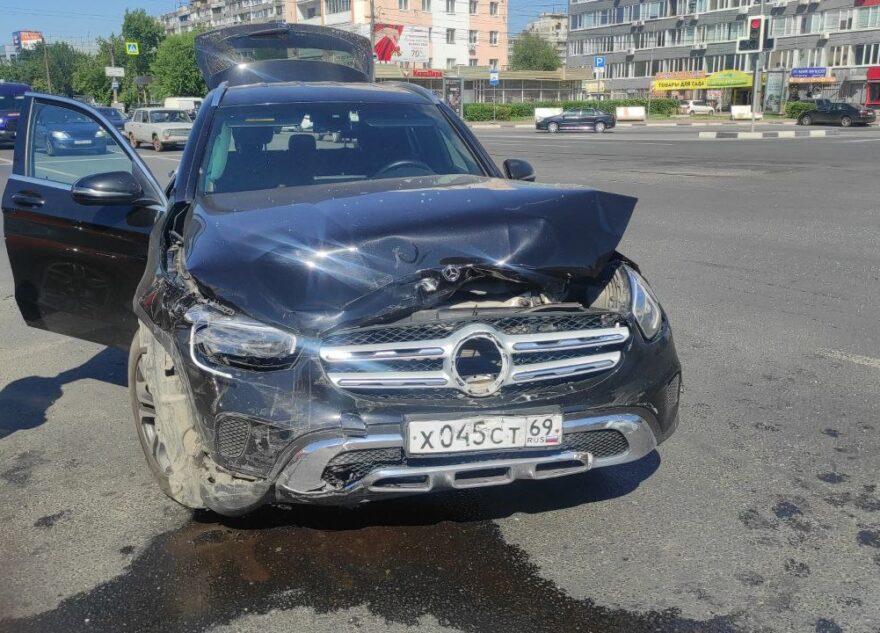 В центре Твери в ДТП водитель получил рваную рану плеча