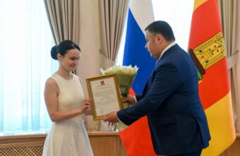 Губернатор Игорь Руденя вручил медикам награды за спасение пострадавших на пожаре в НИИ Минобороны в Твери Губернатор Игорь Руденя вручил медикам награды за спасение пострадавших на пожаре в НИИ Минобороны в Твери