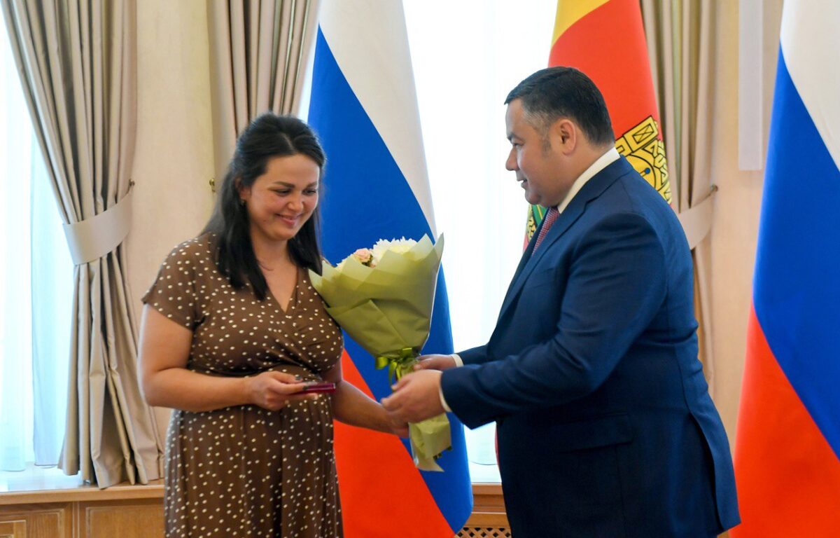 Губернатор Игорь Руденя вручил медикам награды за спасение пострадавших на пожаре в НИИ Минобороны в Твери