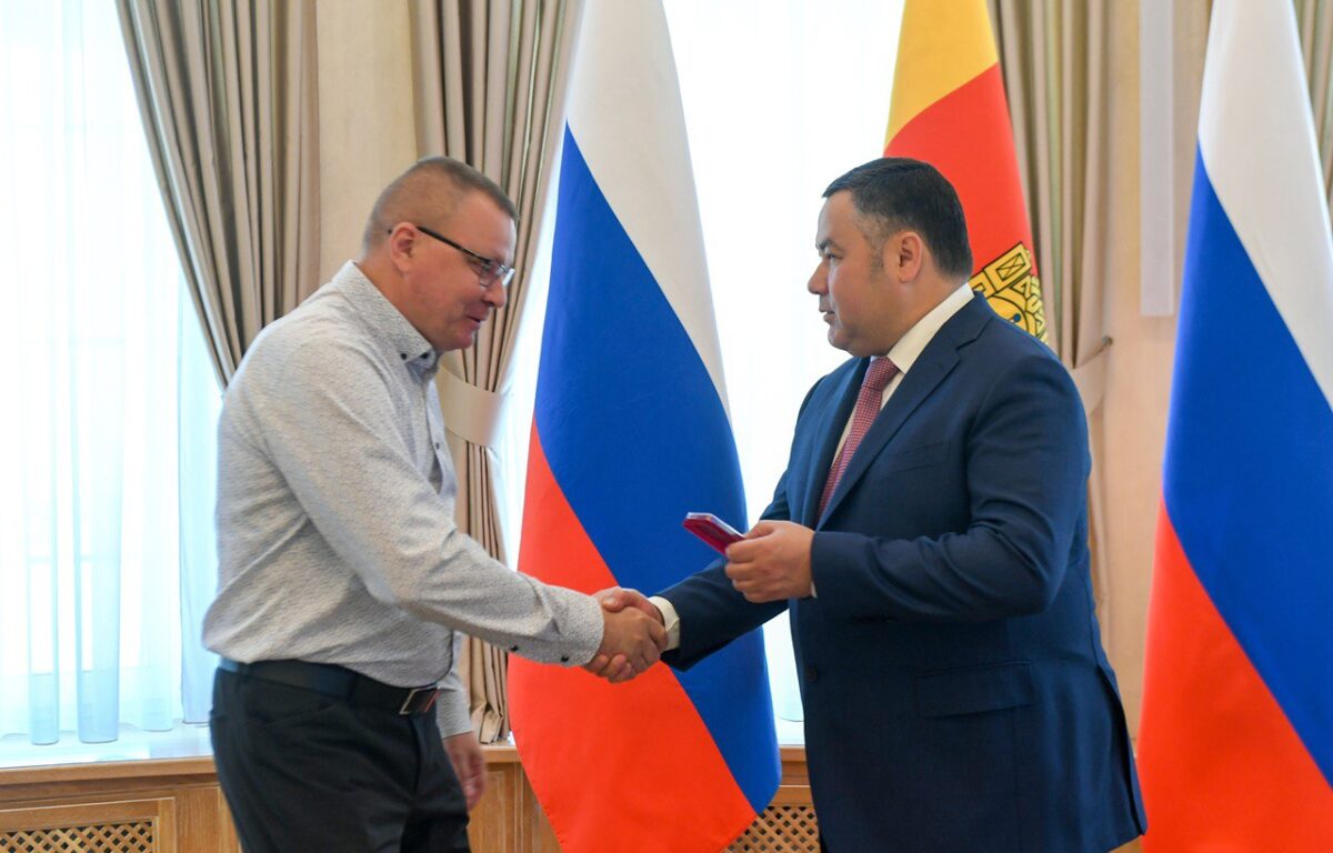 Губернатор Игорь Руденя вручил медикам награды за спасение пострадавших на пожаре в НИИ Минобороны в Твери