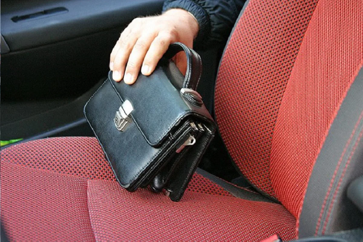 Оперативники Твери раскрыли кражу в такси