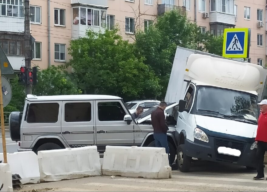 В Твери не поделили перекрёсток водители "Гелика" и "Газели"