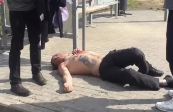 В Твери на остановке подрались подростки и пьяные мужчины