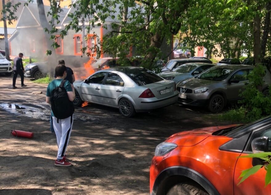 На парковке в Твери загорелся автомобиль