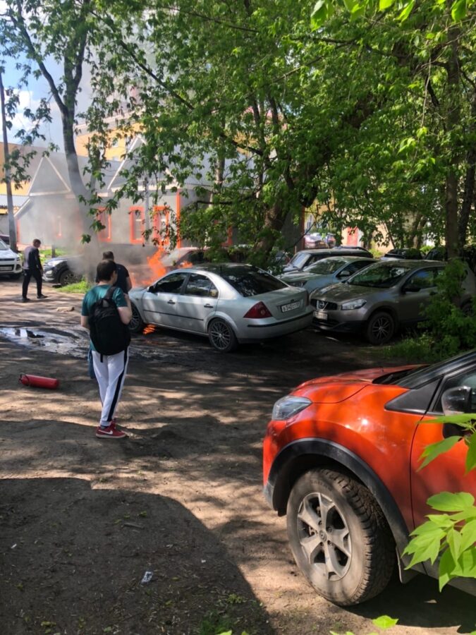 На парковке в Твери загорелся автомобиль