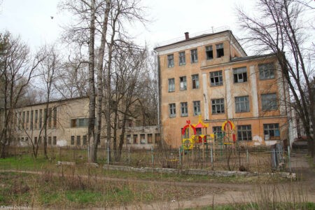 Здание сгоревшей школы №5 в Твери обрушилось