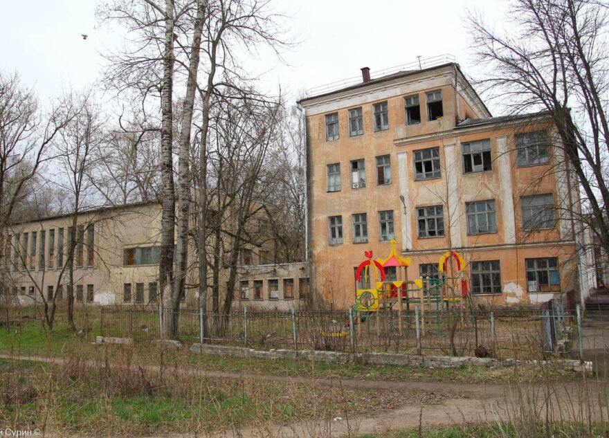 Здание сгоревшей школы №5 в Твери обрушилось Здание сгоревшей школы №5 в Твери обрушилось