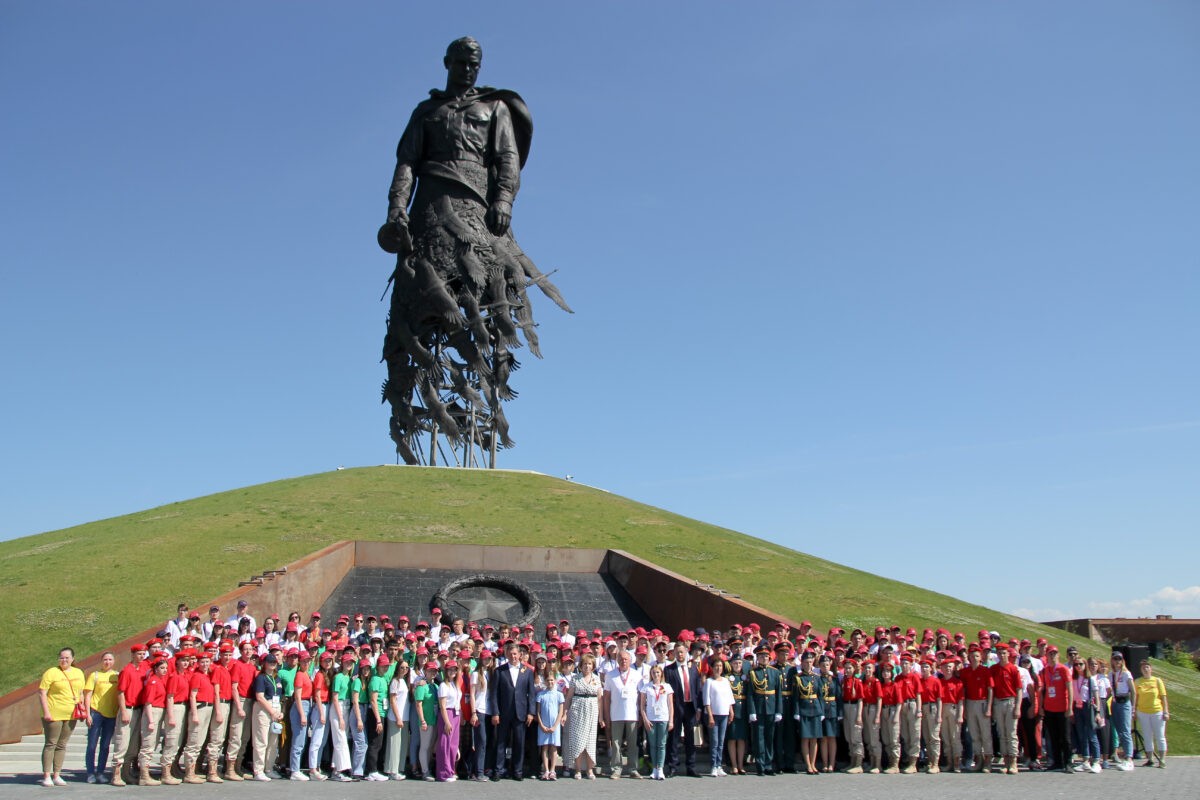 Участники патриотического проекта посетили Ржевский мемориал в Тверской области Участники патриотического проекта посетили Ржевский мемориал в Тверской области