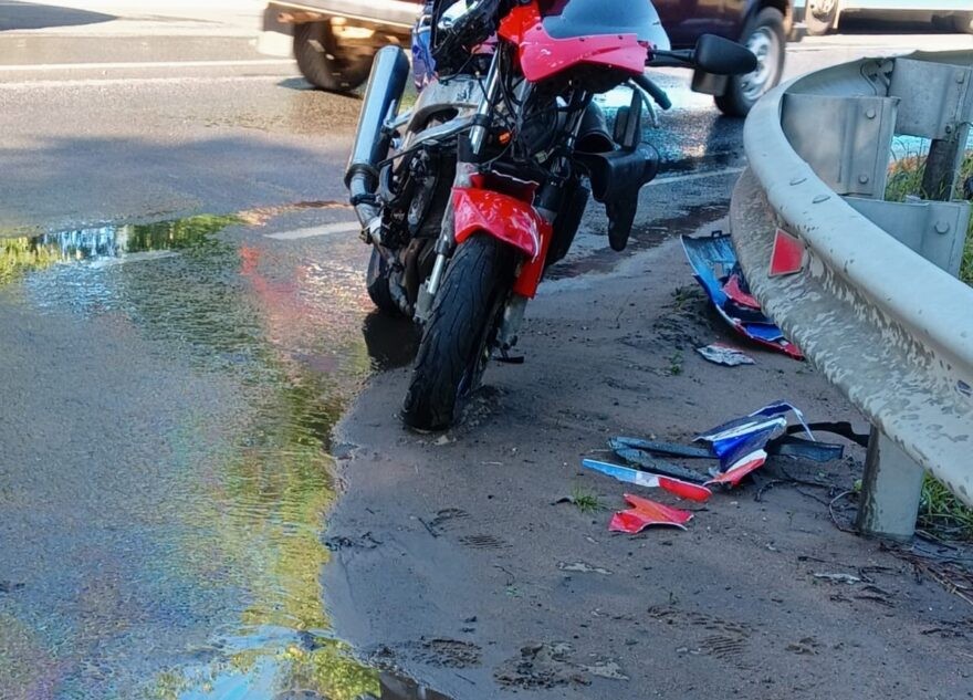 В аварии в Твери серьёзно пострадал молодой мотоциклист