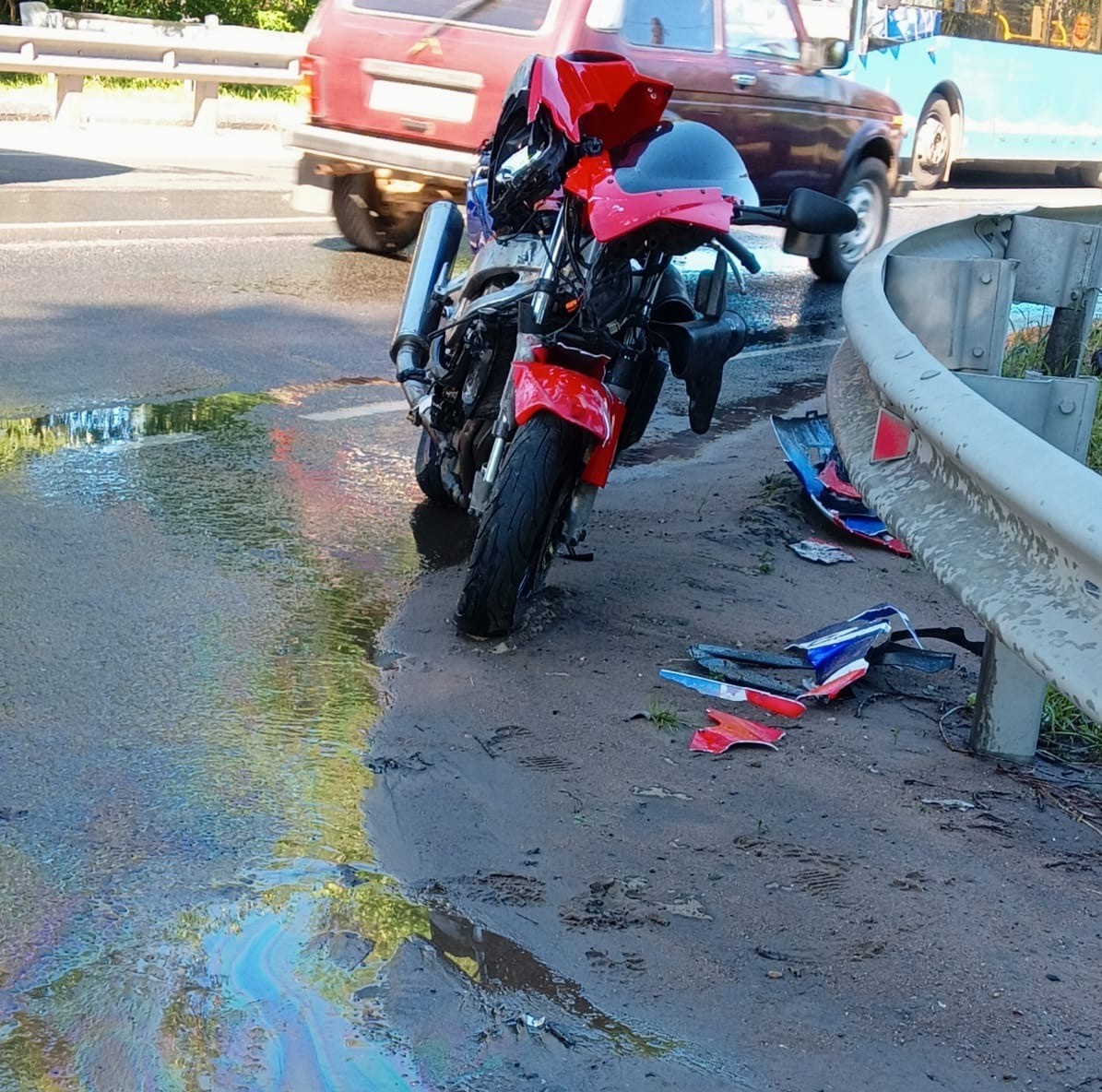 В аварии в Твери серьёзно пострадал молодой мотоциклист