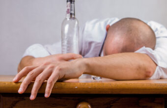 31-летний житель Тверской области оставил своего собутыльника без денег 31-летний житель Тверской области оставил своего собутыльника без денег