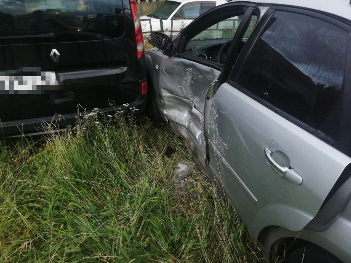 На бульваре в Твери столкнулись две иномарки