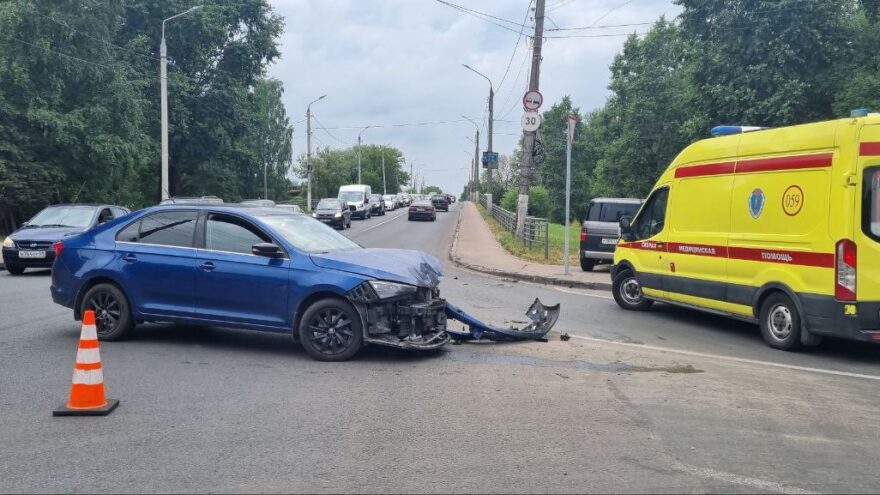 В Твери женщина на «Шкоде» не смогла проскочить перекрёсток В Твери женщина на «Шкоде» не смогла проскочить перекрёсток