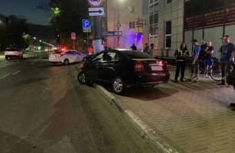 В ночном ДТП в Твери серьёзно пострадали двое молодых людей