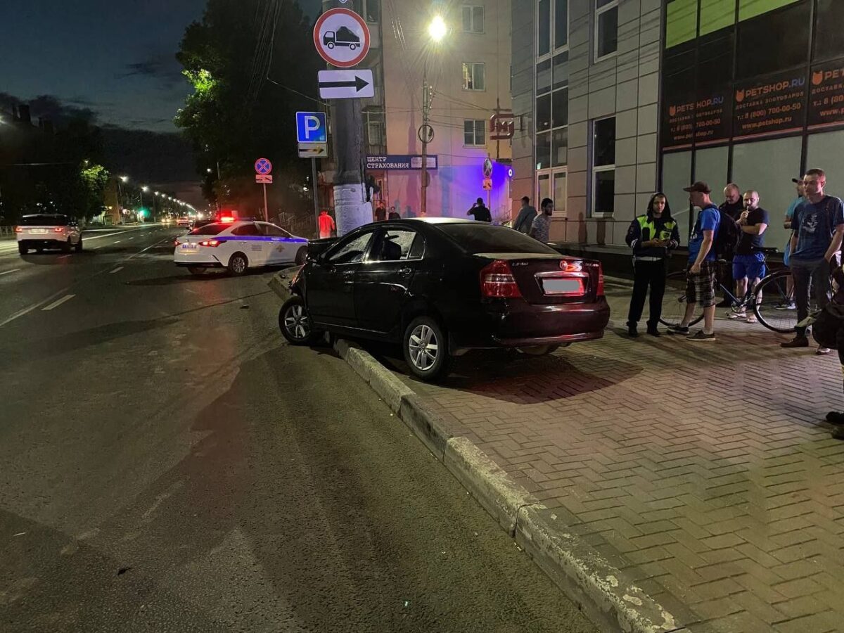 В ночном ДТП в Твери серьёзно пострадали двое молодых людей