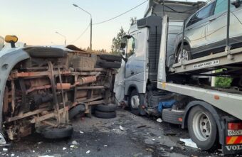 На трассе в Тверской области фура опрокинула три «Газели» На трассе в Тверской области фура опрокинула три «Газели»