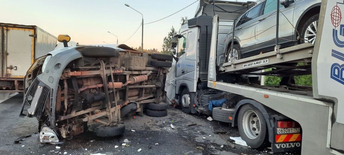 На трассе в Тверской области фура опрокинула три «Газели»