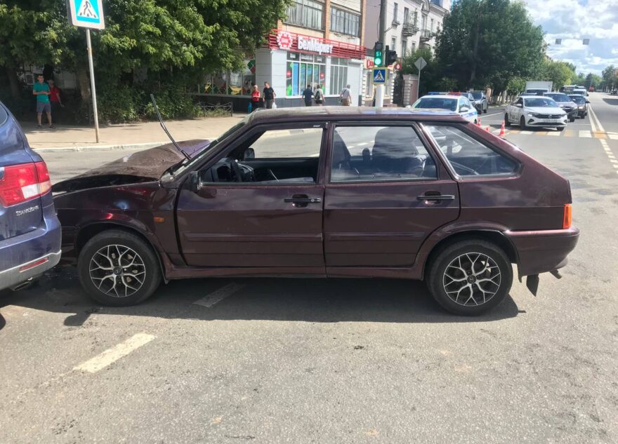 На перекрёстке в Твери жёстко столкнулись два автомобиля