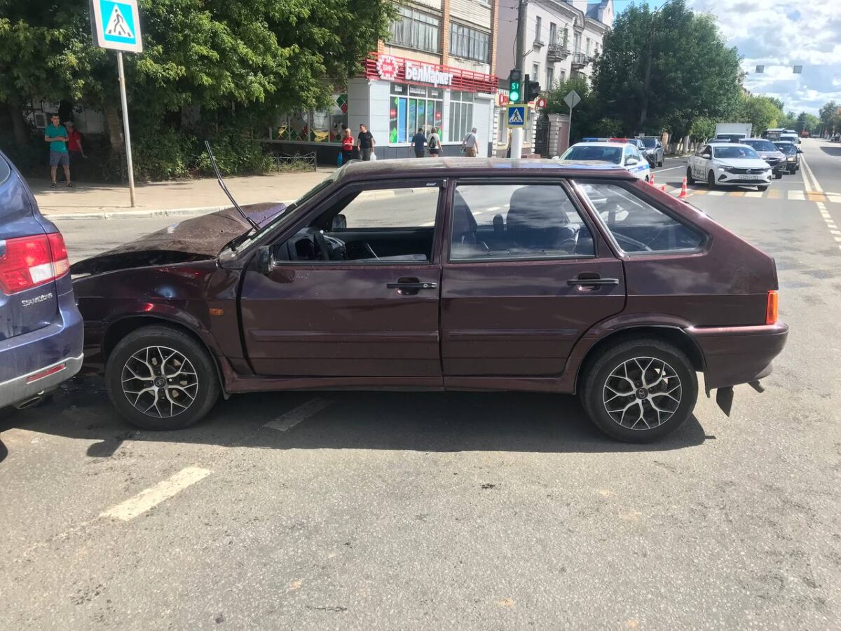 На перекрёстке в Твери жёстко столкнулись два автомобиля