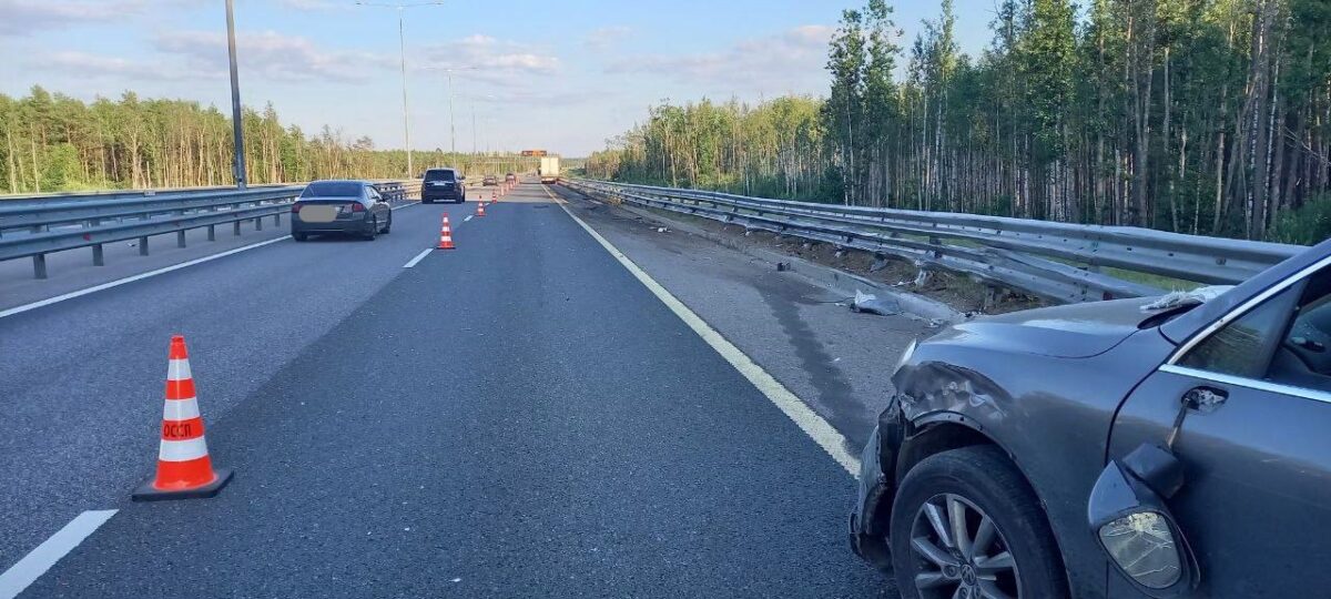 На трассе в Тверской области фура сбила две машины и пассажирку