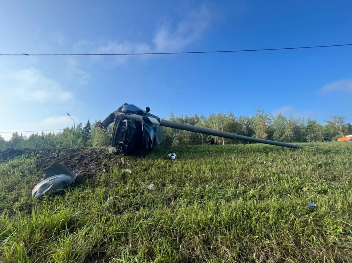 Водитель "Субару" протаранил столб на трассе в Тверской области