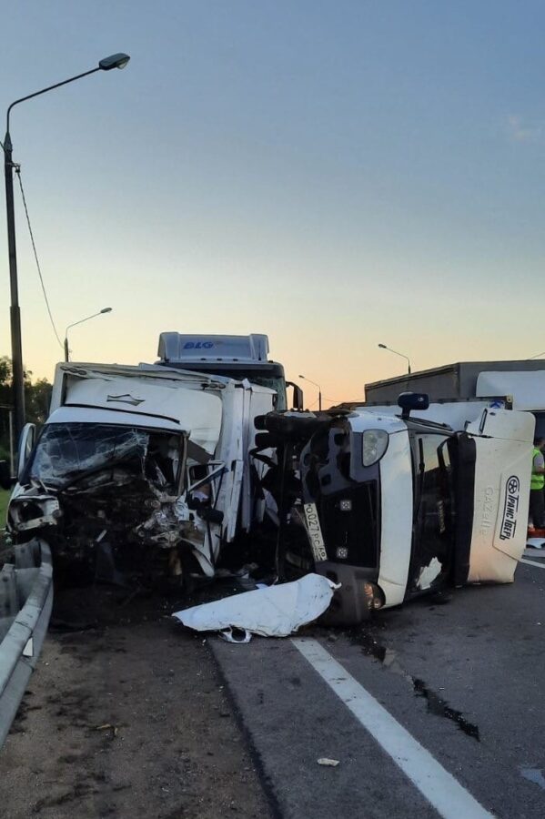 На трассе в Тверской области фура опрокинула три «Газели»