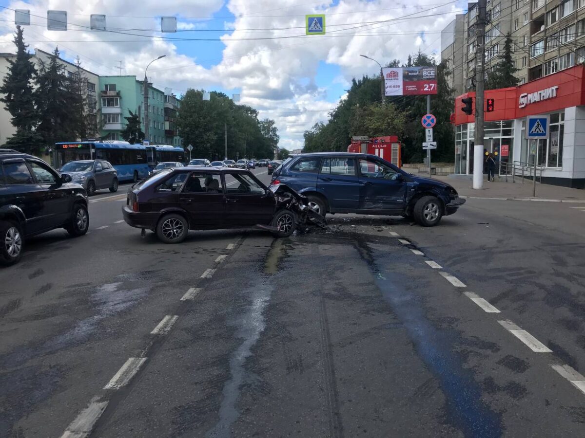 На перекрёстке в Твери жёстко столкнулись два автомобиля