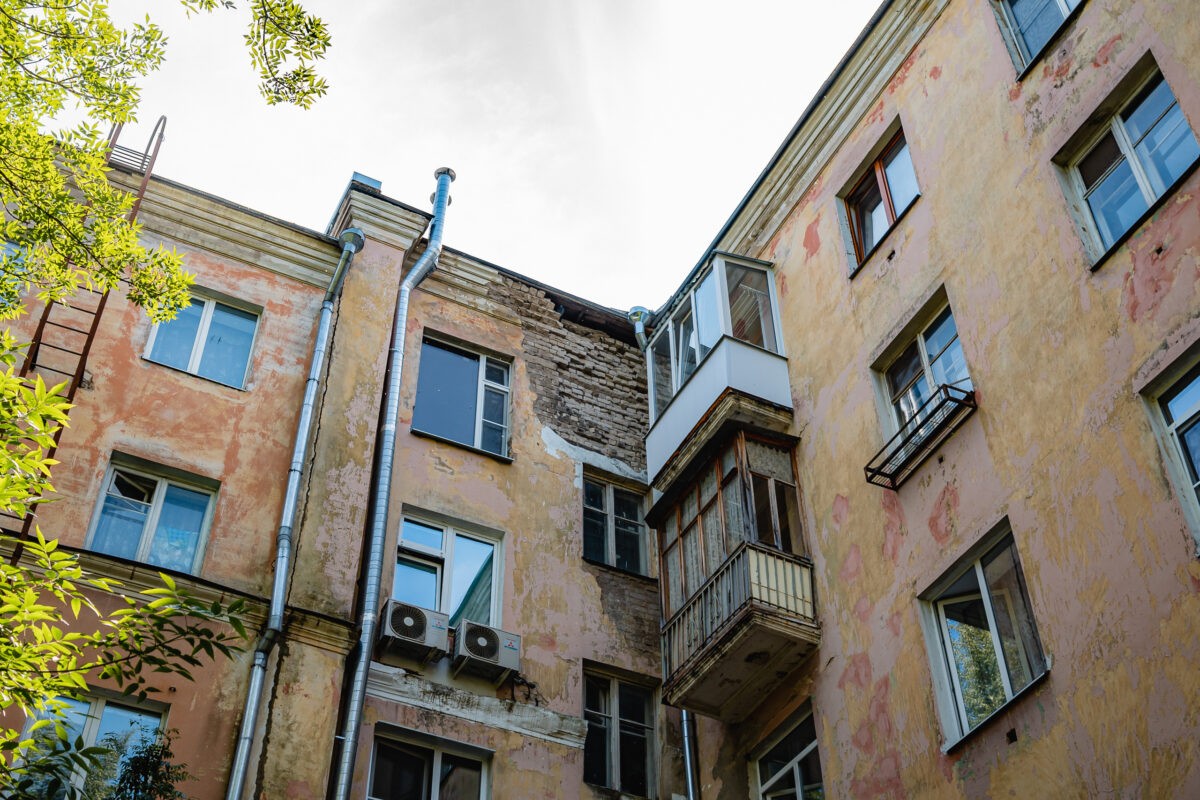 Камнем по голове: со стены дома в центре Твери на выходящих из подъезда людей падают кирпичи