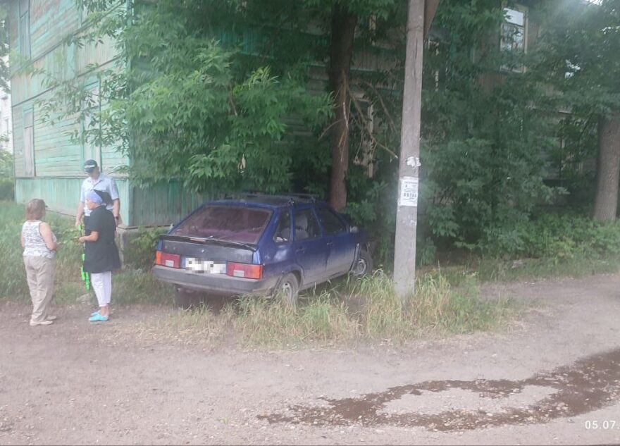 Пожилой водитель ВАЗа врезался в дом в Тверской области