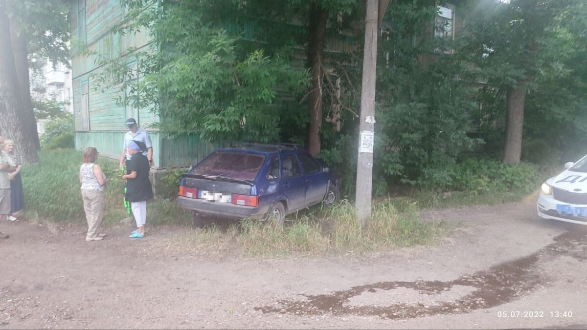 Пожилой водитель ВАЗа врезался в дом в Тверской области