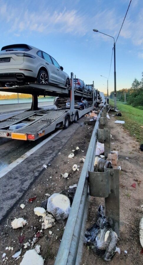 На трассе в Тверской области фура опрокинула три «Газели»