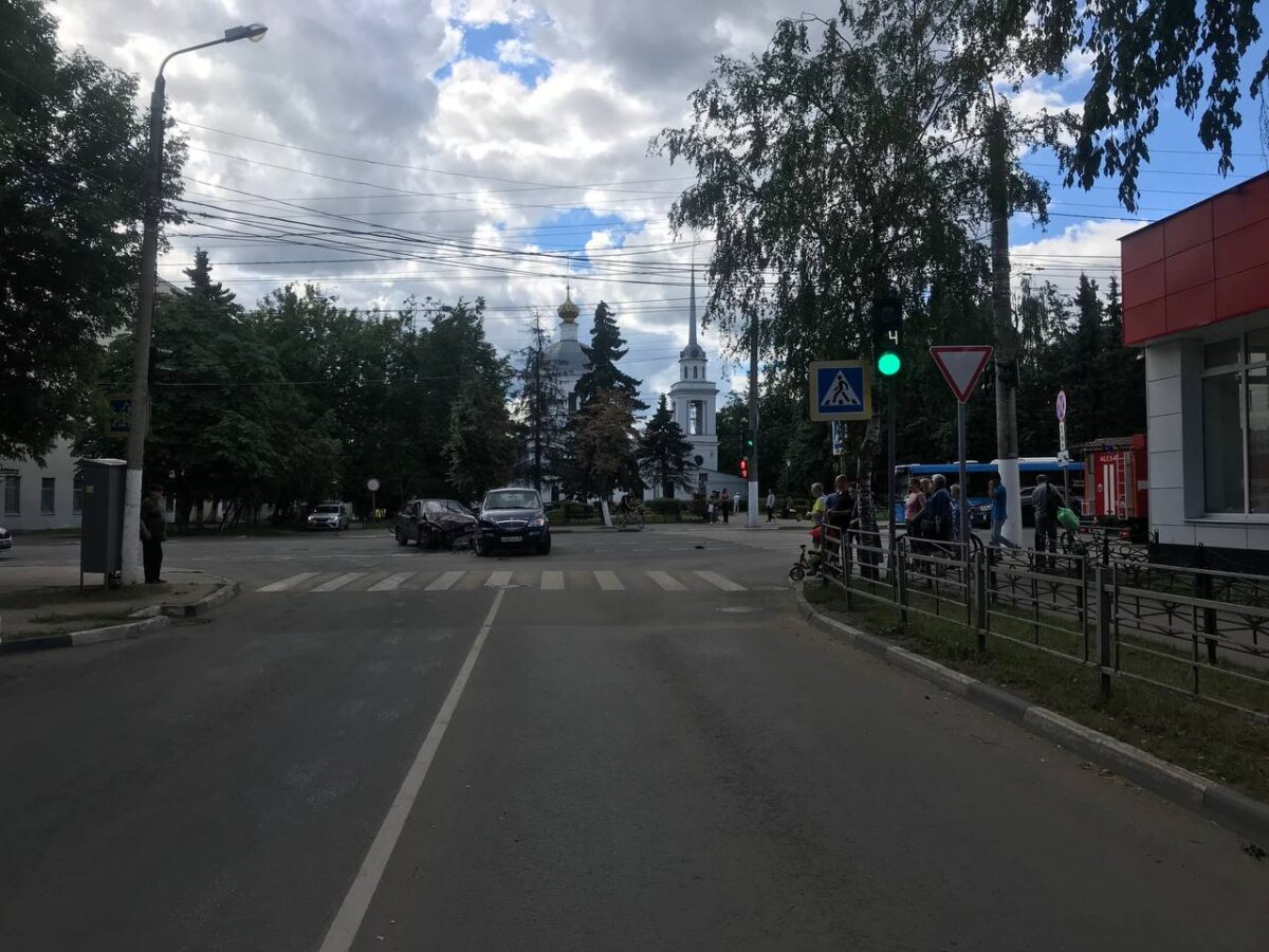На перекрёстке в Твери жёстко столкнулись два автомобиля