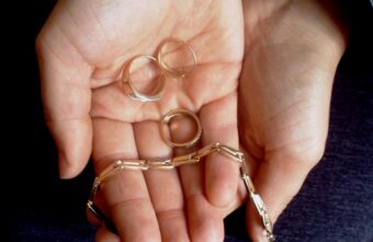 Цыганки-рецидивистки обчистили квартиру пенсионерки из Твери Цыганки-рецидивистки обчистили квартиру пенсионерки из Твери