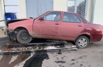 В Тверской области водитель "Приоры" заехал прямо на крыльцо дома В Тверской области водитель "Приоры" заехал прямо на крыльцо дома