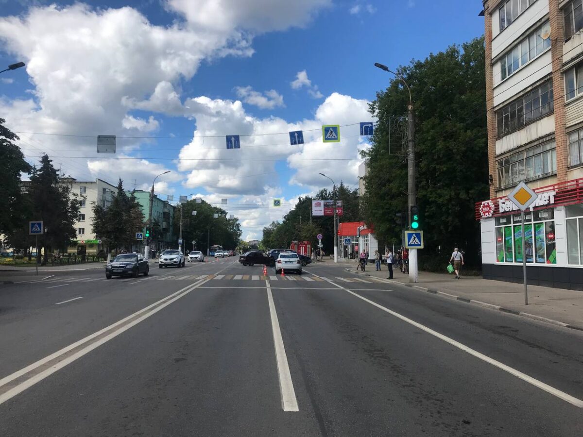 На перекрёстке в Твери жёстко столкнулись два автомобиля