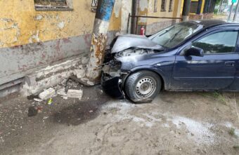 В Тверской области иномарка врезалась в контрольный пункт милиции В Тверской области иномарка врезалась в контрольный пункт милиции