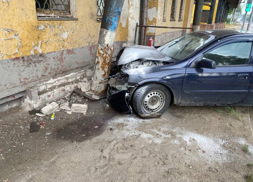 В Тверской области иномарка врезалась в контрольный пункт милиции В Тверской области иномарка врезалась в контрольный пункт милиции