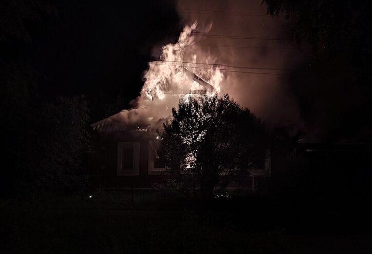 Ночью в Тверской области сгорел жилой дом
