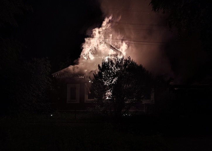 Ночью в Тверской области сгорел жилой дом