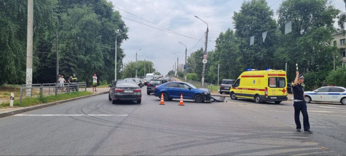 В Твери женщина на «Шкоде» не смогла проскочить перекрёсток