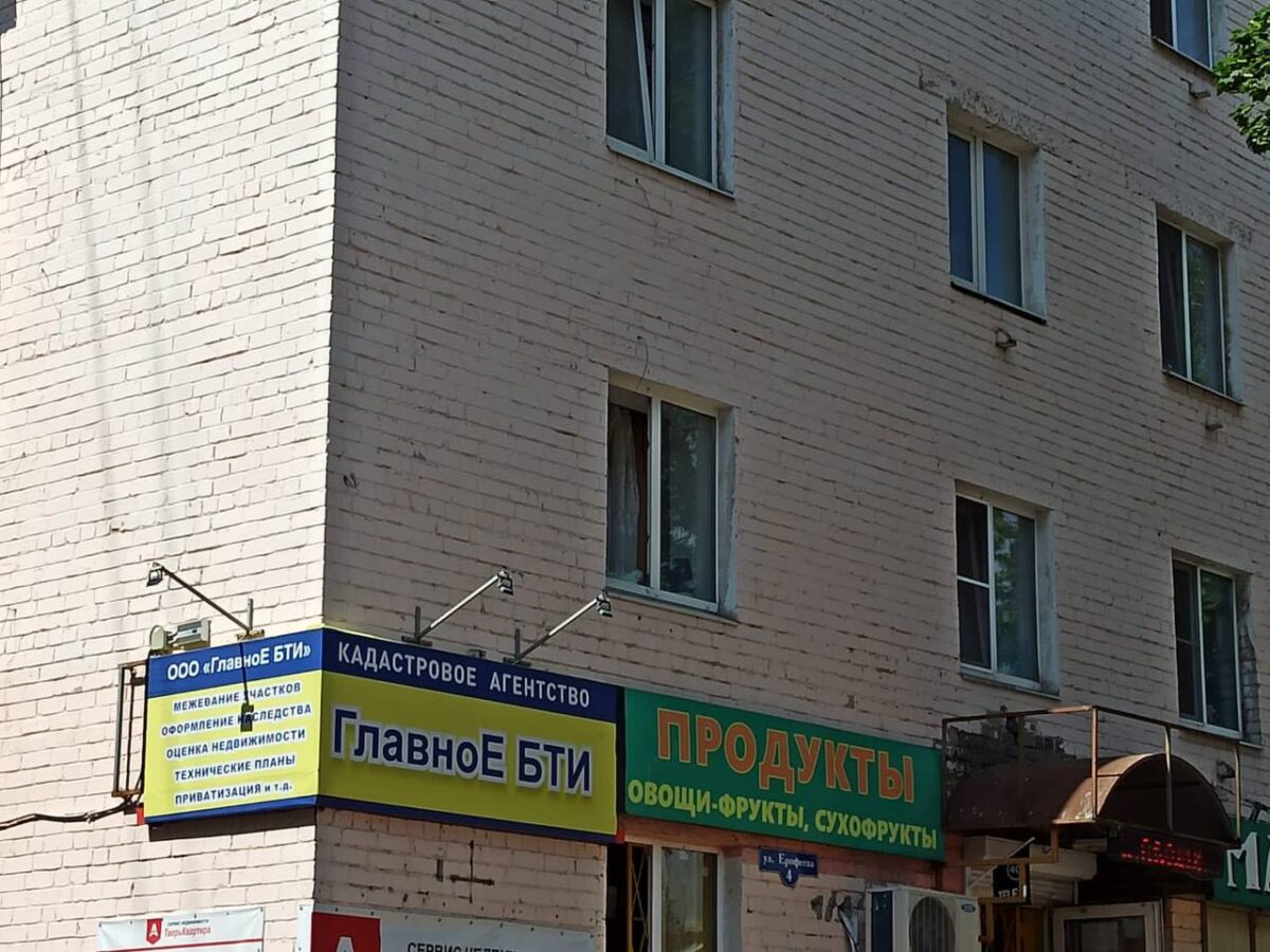 В Твери из окна выпала маленькая девочка