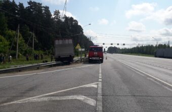 Два большегруза столкнулись на трассе М-10 в Тверской области