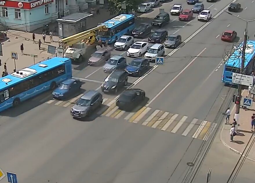 В Твери на проспекте Калинина из-за ДТП образовались пробки В Твери на проспекте Калинина из-за ДТП образовались пробки