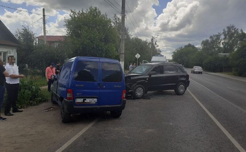 Двое мужчин пострадали в столкновении двух иномарок в Твери Двое мужчин пострадали в столкновении двух иномарок в Твери