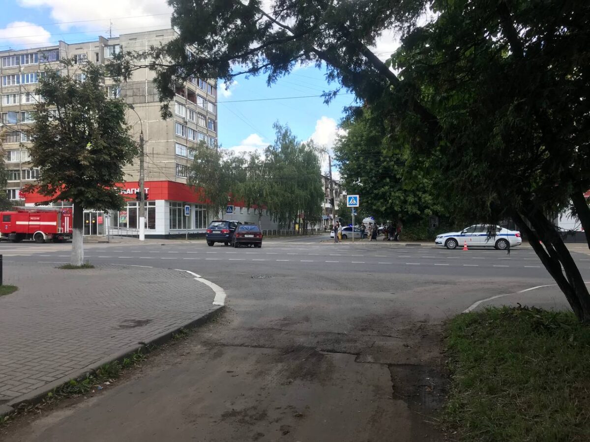 На перекрёстке в Твери жёстко столкнулись два автомобиля