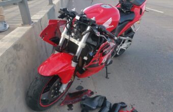 Мотоциклист попал в больницу после столкновения с иномаркой в Тверской области