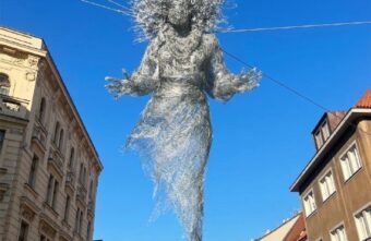 Двойные стандарты: в Праге появился арт-объект, посвященный украинским матерям