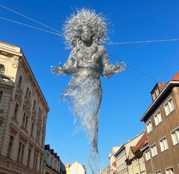 Двойные стандарты: в Праге появился арт-объект, посвященный украинским матерям