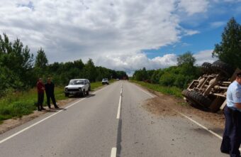 Водитель перевернувшегося в Тверской области большегруза попал в больницу